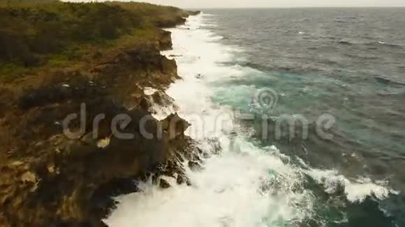 鸟瞰悬崖和波浪菲律宾西亚高视频的预览图