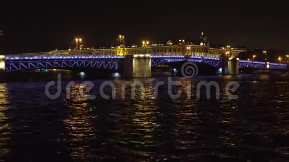 夜晚在河上照明的桥梁视频的预览图