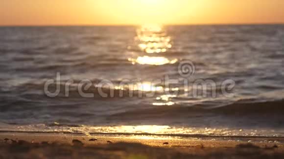 美丽的日落海滩上的沙滩和海浪慢动作1920x1080视频的预览图