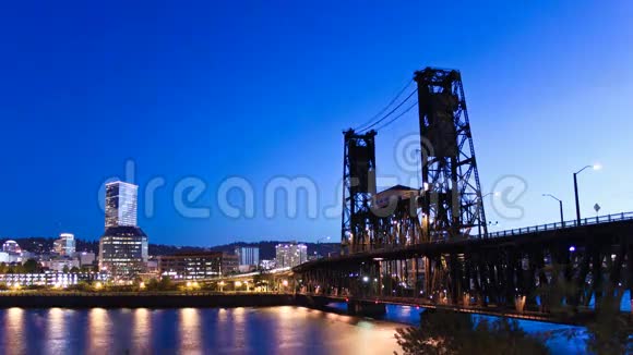 波特兰城市景观时间推移桥黄昏视频的预览图