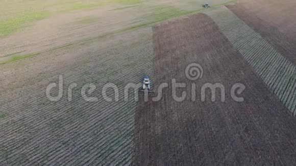 犁田拖拉机的俯视图清除土壤收获后的土壤栽培视频的预览图