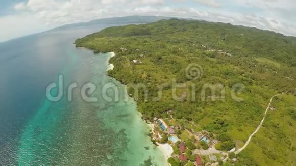鸟瞰博霍尔海岸岛空中飞行菲律宾视频的预览图