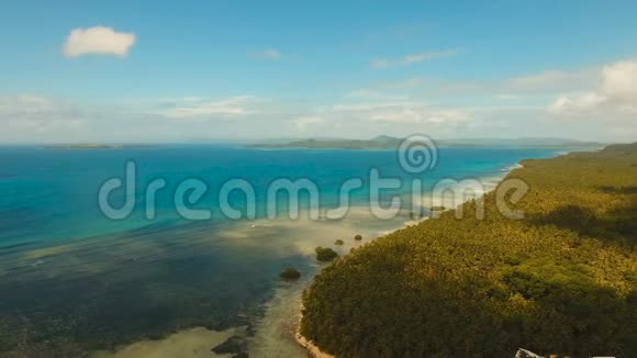 带有热带岛屿海滩岩石和波浪的海景菲律宾西亚高视频的预览图