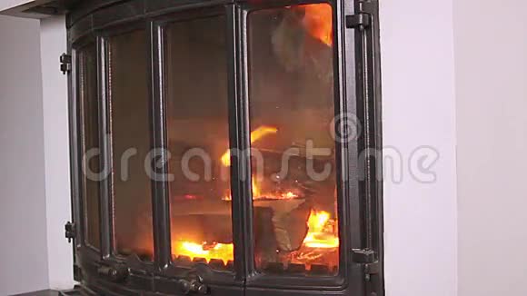 壁炉里的火焰视频的预览图