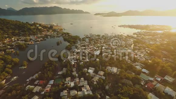 有贫民窟和贫困地区的Coron城市巴拉望布桑加岛傍晚时分和日落时分视频的预览图