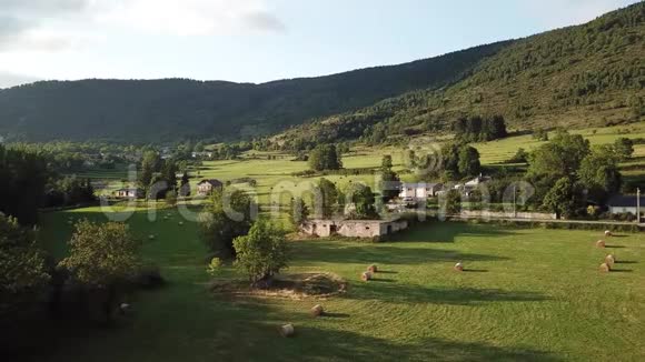 法国比利牛斯的法国乡村空中景色视频的预览图
