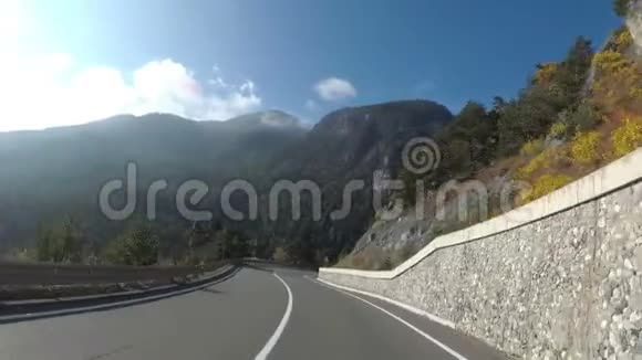摩托车手骑在欧洲美丽的风景山路上第一人观点视频的预览图