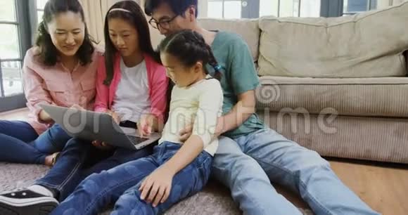 家庭使用笔记本电脑客厅4k视频的预览图