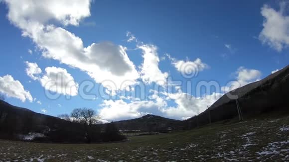 法国比利牛斯山脉的乡村视频的预览图