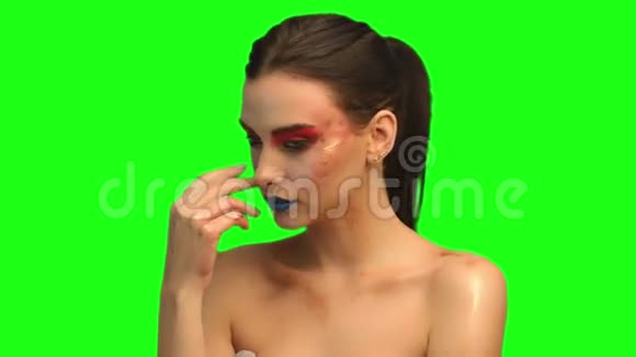 绿色屏幕上美丽的黑发人脸特写肖像视频的预览图