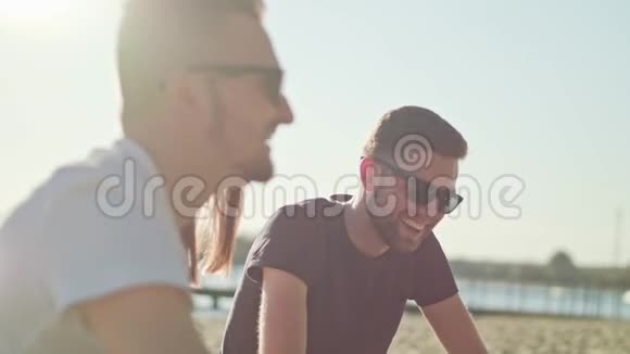 在海滩上玩得开心的年轻人视频的预览图