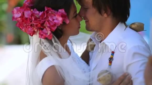 结婚纪念日新娘和新郎的吻视频的预览图