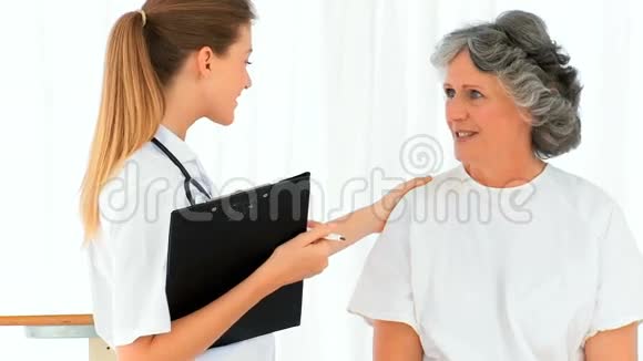 护士与她的老年病人交谈视频的预览图