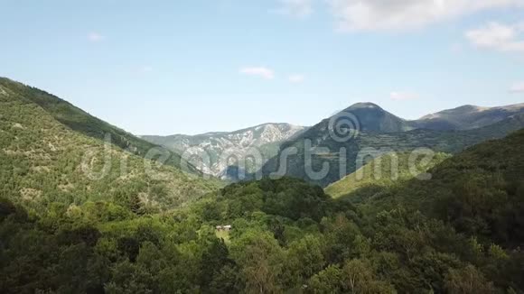 法国比利牛斯山脉和森林的鸟瞰图视频的预览图