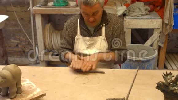 男性陶工塑造粘土视频的预览图