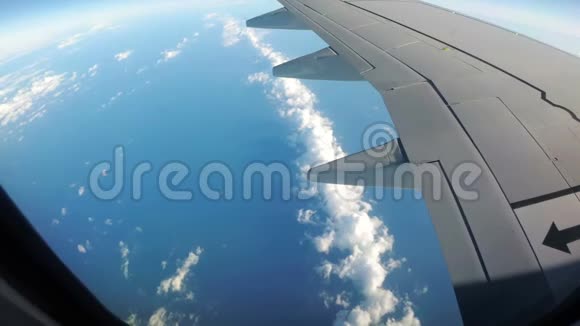 云是透过喷气飞机的窗户看到的视频的预览图