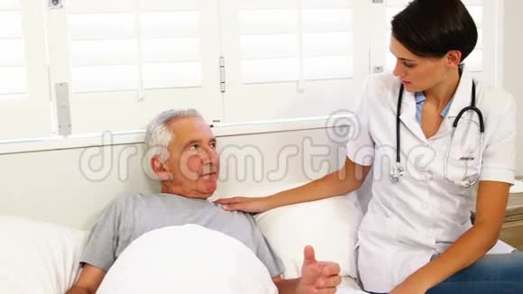 家庭护士与老年病人交谈视频的预览图