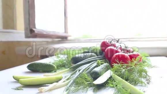 厨房桌子上的西红柿和黄瓜视频的预览图