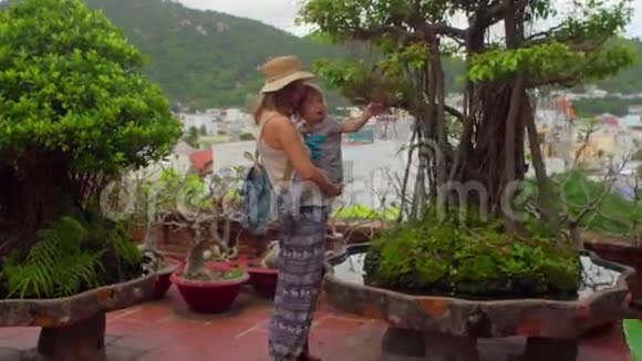 母亲和幼儿儿子在越南旅游波纳加尔查姆托弗斯亚洲旅游概念视频的预览图