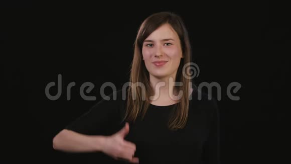 一位女士在黑色背景下微笑视频的预览图
