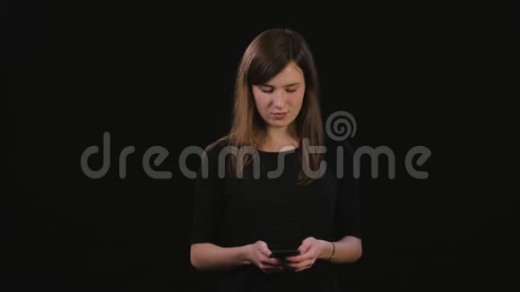 一位女士在黑色背景下使用电话视频的预览图