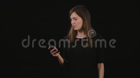 一位女士在黑色背景下微笑视频的预览图