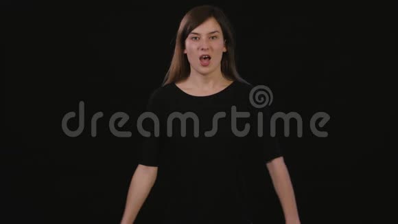 一位女士在黑色背景下大喊视频的预览图