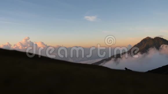 带日出的山景印度尼西亚巴厘视频的预览图