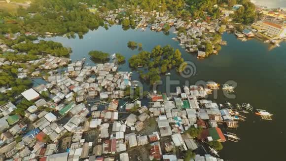 有贫民窟和贫困地区的Coron城市巴拉望布桑加岛傍晚时分和日落时分视频的预览图