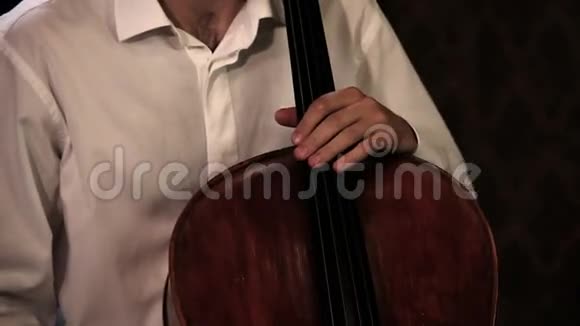 关闭一个大提琴演奏者的平底锅视频的预览图