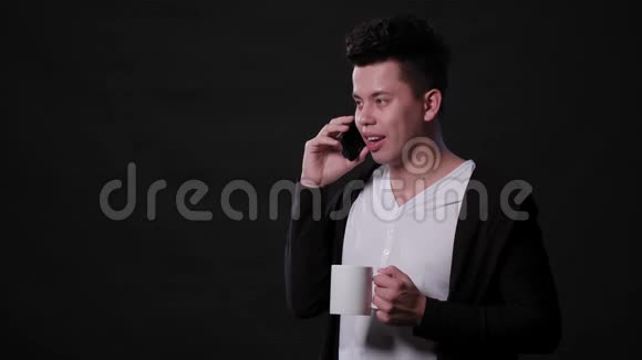 一个在黑色背景下使用电话的人视频的预览图