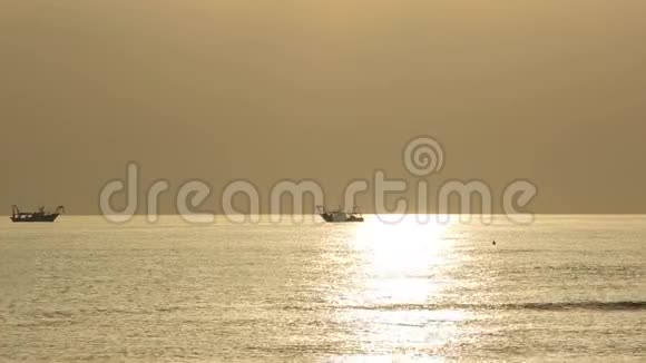 渔船在日出时拉网亚得里亚海的成本埃米莉亚罗马尼亚意大利视频的预览图