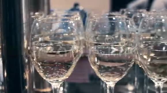桌子上有香槟酒杯视频的预览图