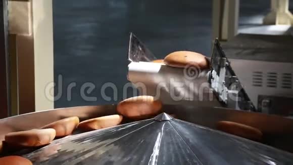 生产线上的热烤面包视频的预览图