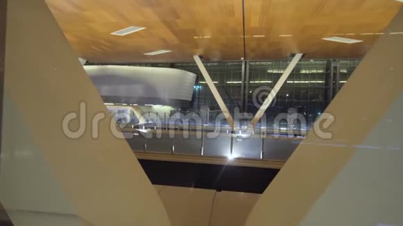 卡塔尔多哈新哈马德国际机场的外部视频的预览图