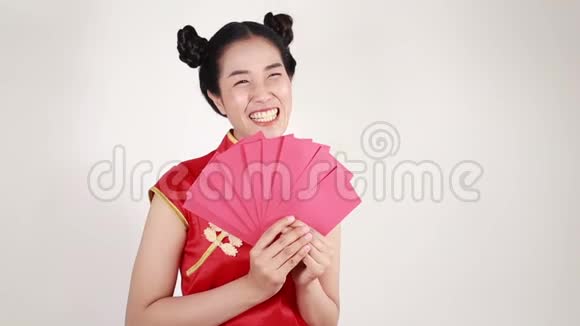 女人穿旗袍抱着信封庆祝新年视频的预览图