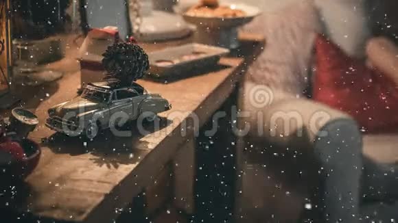 带圣诞装饰和降雪的客厅视频的预览图