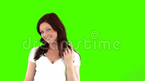 快乐的女人靠着绿色的屏幕视频的预览图