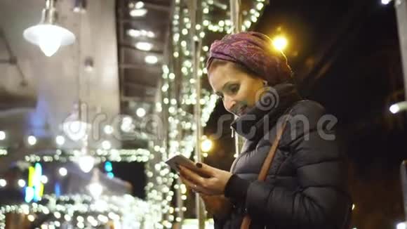 在城里用智能手机的女人视频的预览图