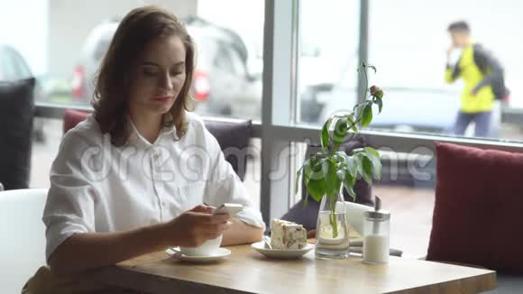 年轻漂亮的女孩在咖啡馆里喝咖啡视频的预览图