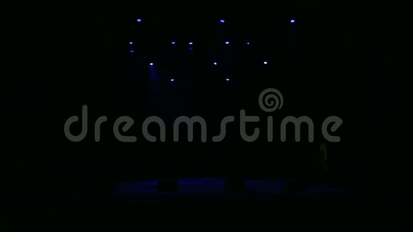 在舞台上闪烁着蓝光视频的预览图