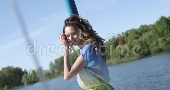漂亮的年轻女孩穿着蓝色的裙子在游艇上视频的预览图