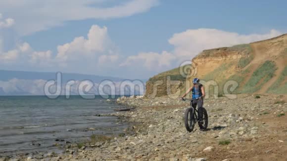 胖自行车也被称为胖自行车或胖轮胎自行车在夏天在海滩上驾驶视频的预览图