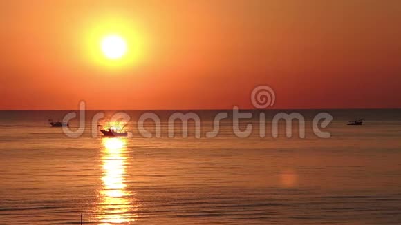渔船在日出时拉网亚得里亚海的成本埃米莉亚罗马尼亚意大利视频的预览图