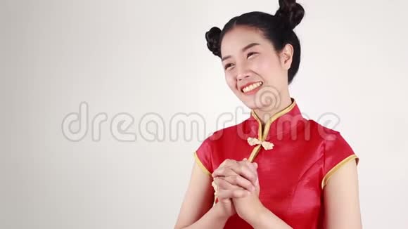 女人穿红色旗袍以庆祝新年视频的预览图