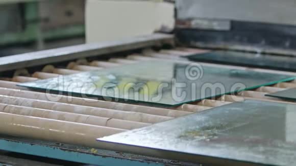切割玻璃的工厂里的工业机器视频的预览图
