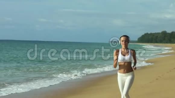 美丽海滩女子跑步训练视频的预览图