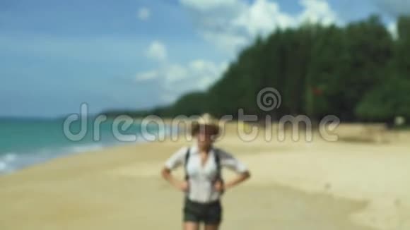 美丽的少女漫步在沙滩上视频的预览图