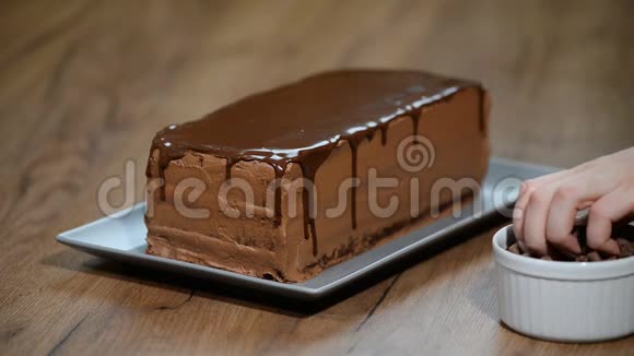 糕点厨师装饰巧克力蛋糕视频的预览图