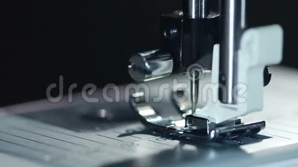 纺织厂的设备特写镜头工业缝纫机工作视频的预览图